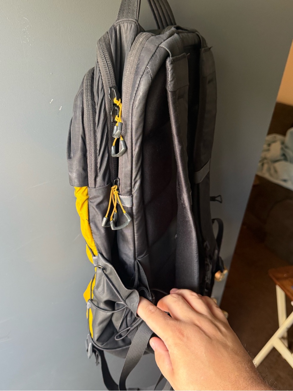 The North Face Two-Tone Yellow and Black Daypack Backpack 31L - Picture 4 of 10